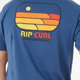 Remera azul de manga corta con logo Rip Curl bordado en el pecho.