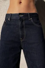 Pantalón de jean azul oscuro, de tiro alto, corte amplio y largo regular.