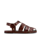 Sandalia plana tipo cangrejera color marrón con textura símil cocodrilo, con tres tiras anchas y pulsera de ajuste con hebilla metálica.