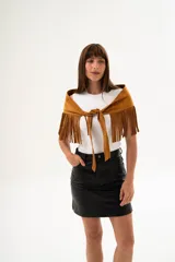 Sobre falda de cuero gamuza color maíz con flecos. Se ata al frente con tiras del mismo material.