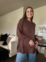 Sweater marrón de tejido de punto con lurex, de silueta holgada y cuello redondo.