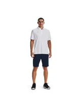 Chomba Under Armour Tech para hombre, color blanco, de corte clásico con cuello polo abotonado y logo de la marca bordado en el pecho. Confeccionada con tejido UA Tech de secado rápido y transpirable.