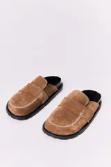 Mocasines de cuero color marrón con costuras blancas en contraste.