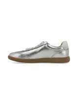 Zapatillas acordonadas doradas de cuero, con suela marrón de goma.