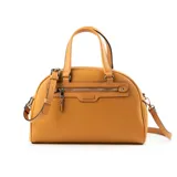 Cartera tipo baúl color camel, confeccionada en símil cuero graneado. Tiene doble asa corta y correa larga regulable y extraíble. Cuenta con cierre superior, bolsillo frontal con cierre, bolsillo interno con cierre y dos bolsillos internos abiertos.