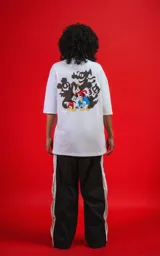 Remera blanca de manga corta con cuello redondo y calce oversize. Estampado de Mickey Mouse en el pecho.