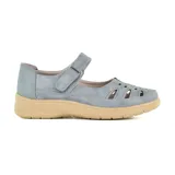 Zapato tipo sandalia cerrada color beige, con capellada calada y tira con velcro sobre el empeine.