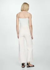 Pantalón de jean color crudo, de corte culotte, tiro alto y bajo deshilachado.