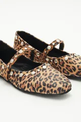 Balerinas con estampado animal print, tira sobre el empeine y remaches metálicos.