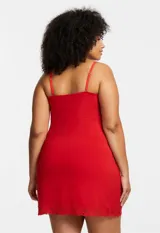 Chemise color lila con breteles finos regulables y apliques de encaje en escote y ruedo.