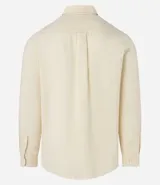 Camisa blanca de manga larga, corte amplio y cuello padre (mandarín). Presenta un frente abotonado con tapeta corta.