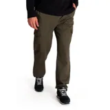 Pantalón cargo color verde oliva, de corte recto, con bolsillos laterales con solapa y bolsillos traseros.