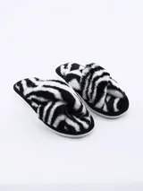 Pantuflas de piel sintética con estampado de cebra en blanco y negro.
