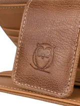 Billetera de dama color marrón, estilo clutch o muñequera, con textura de cuero cocodrilo (crocco) en los paneles laterales y solapa central lisa con logo grabado. Posee una correa de mano desmontable.