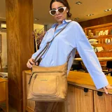 Bandolera negra de símil cuero con dos bolsillos frontales con cierre, un bolsillo trasero y tres bolsillos internos. Incluye correa larga regulable de símil cuero a tono.