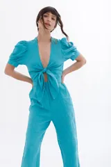 Mono largo color celeste, de lino, con escote en V, mangas cortas abullonadas y lazo en la cintura.