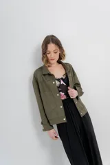 Chaqueta color camel, corte camisa de gamuza con elastano, corte recto abotonado en el frente con botones metálicos y bolsillos grandes en el frente.