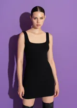 Vestido corto negro de punto con breteles anchos y escote cuadrado.