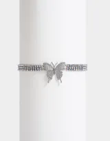 Gargantilla plateada con strass y dije de mariposa de metal, con cierre de mosquetón.
