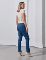 Jegging de algodón color azul denim, con bolsillos simulados en la parte delantera y bolsillos aplicados en la parte trasera.