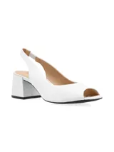 Sandalia blanca de cuero sintético con punta abierta, tira elástica en el talón y tacón cuadrado.