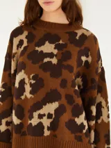 Suéter de tejido de punto con estampado de leopardo en tonos tierra, con un diseño holgado, mangas largas y borde acanalado.
