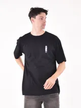 Remera negra de corte oversized con estampado de una patineta en el pecho.