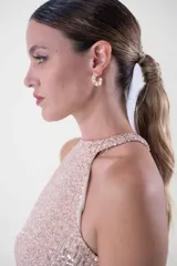 Vestido largo de fiesta con cuello halter y lentejuelas color verde esmeralda en el top y negro en la falda.