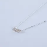 Gargantilla de plata 925 con cadena de eslabones y dije de aros entrelazados con circonias.