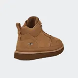 Botas de caña media color marrón claro, con cordones y suela de goma. Presentan el logo de UGG en el lateral exterior. Confeccionadas en gamuza suave con detalles de microfibra y herrajes metálicos.