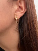 Aretes tipo argolla abierta de plata 925 con baño de oro, engastados con pequeñas piedras de colores (rosa pálido, verde azulado, azul oscuro y blanco/transparente).