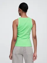 Musculosa ajustada al cuerpo, color negro, con escote redondo y tirantes anchos. Presenta textura acanalada (rib).