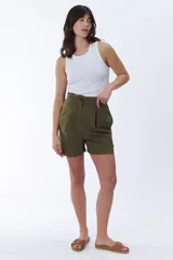 Bermuda color verde militar con pretina, corte holgado y largo a medio muslo.