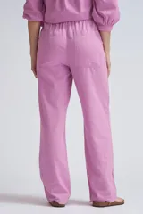 Pantalón de lino rosado de corte recto.