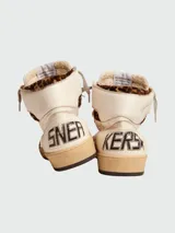 Championes de caña alta Golden Goose modelo Sky-Star, confeccionados en cuero color blanco con efecto desgastado. Presentan detalles en piel de poni con estampado de leopardo en la estrella lateral y el cuello. Incluyen cordones grises y etiqueta GGDB en la lengüeta.