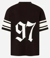 Remera deportiva azul con cuello en V, mangas cortas y estampado de fútbol americano con el número 97 en blanco y rayas blancas en las mangas.