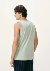 Musculosa azul de corte clásico, con cuello redondo y sisas amplias.