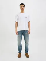 Camiseta blanca de manga corta y cuello redondo con estampado pequeño en el pecho.
