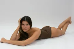 Traje de baño enterizo marrón chocolate, strapless, con corte recto y bottom semi-vedetina.