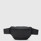 Riñonera negra de poliéster con múltiples compartimentos con cierre y correa ajustable con hebilla. Diseño impermeable.