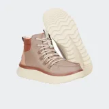 Botas Hey Dude Wendy Peak color beige con detalles en marrón.