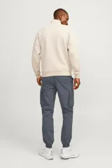 Pantalón jogging cargo gris oscuro de tejido de sarga de nylon, con cintura elástica ajustable con cordón, bolsillos laterales, frontales y traseros, y bajos con rib.