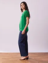 Remera verde de modal con cuello redondo y manga corta con aplique de encaje.
