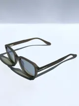 Lentes de sol color marrón con armazón rectangular y lentes polarizadas.