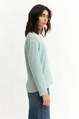 Remera color beige de plush con escote en V y mangas largas.