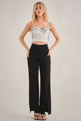 Corset blanco con detalles de pedrería plateada, tiras removibles y espalda ajustable.