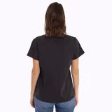 Remera negra de manga corta con bolsillo en el pecho.