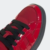 Championes Adidas Campus 00s Beta, color rojo charol con detalles en negro y suela negra. Zapatillas de caña baja con las tres tiras características de Adidas en los laterales y cordones negros.