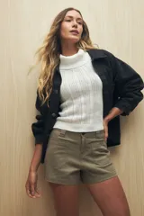 Short negro de tiro medio con bolsillos delanteros aplicados.