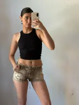 Musculosa negra ajustada al cuerpo, sin mangas y con cuello redondo.